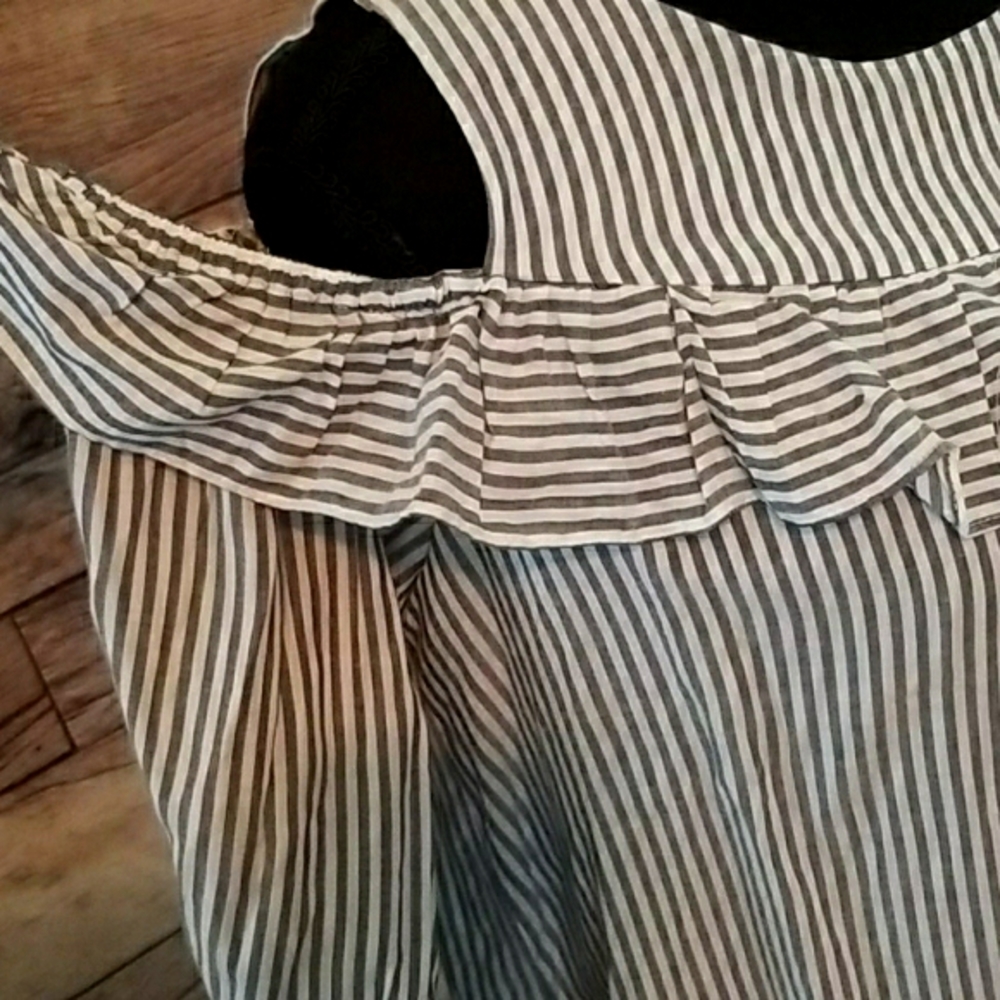 CUTE OFF SHOULDER GRAY STRIPED TOP - Picture 5 of 9